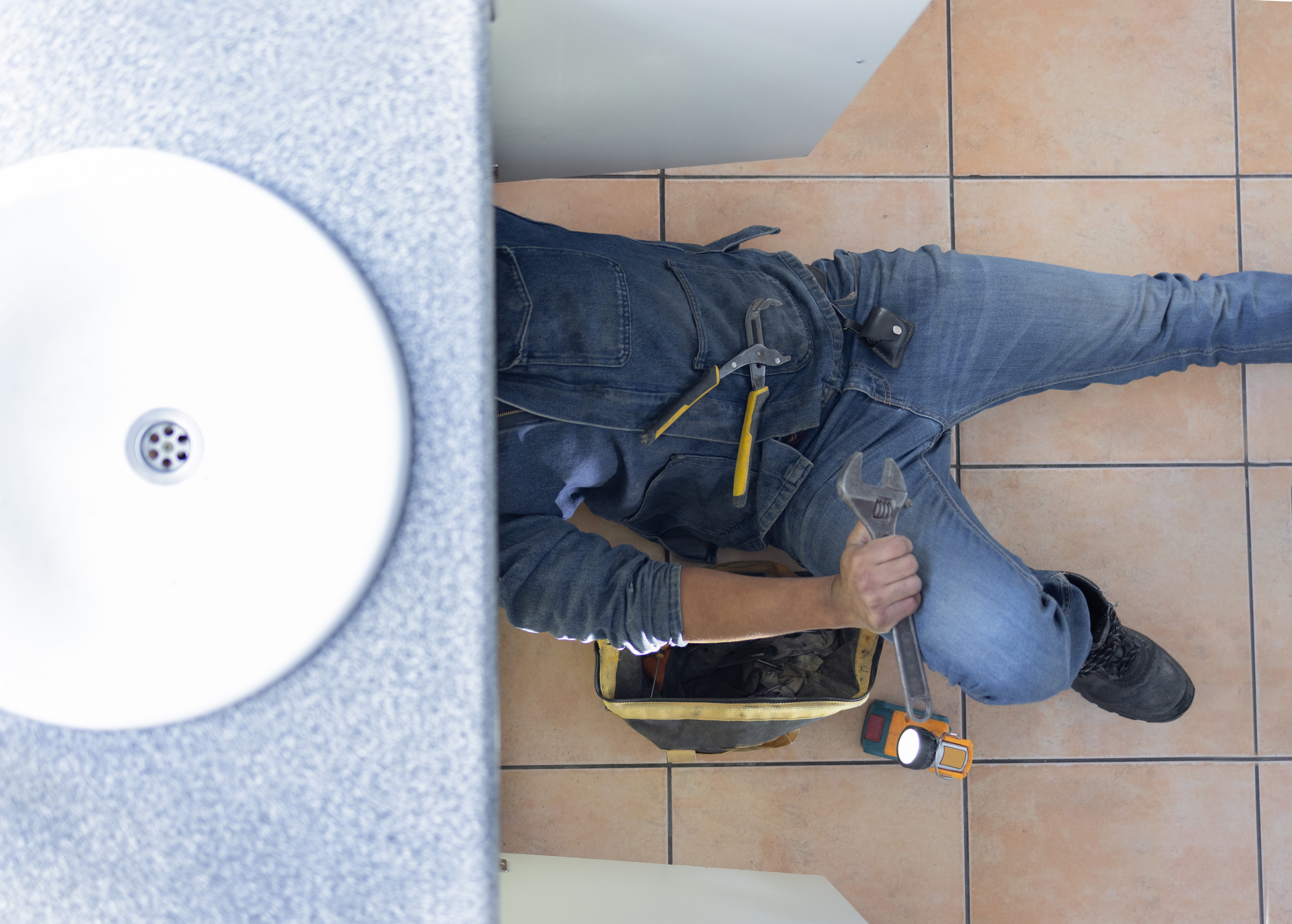 Fontanero profesional de Hidroturia trabajando en Valencia