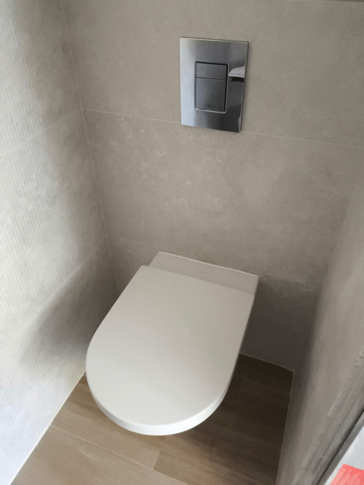 Instalación de retrete moderno en Valencia